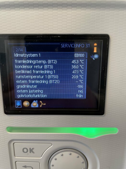 Digital display med klimatsysteminformation: temperaturer, inställningar, varningsikon och knappar.