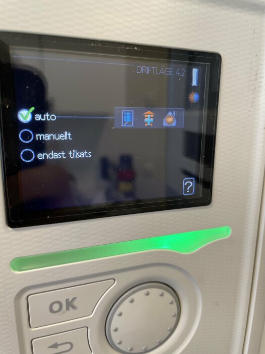 Digital display med inställningsmeny, grönt OK-ljus, knappar, svensk text "auto", "manuellt", "endast tillsats".