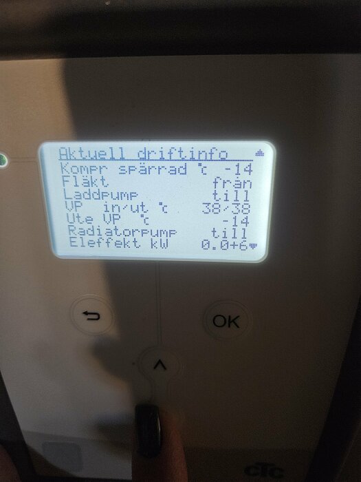 LCD-skärm med text, värmeenhet, temperaturvärden, energieffekt, knappar för navigation och bekräftelse.