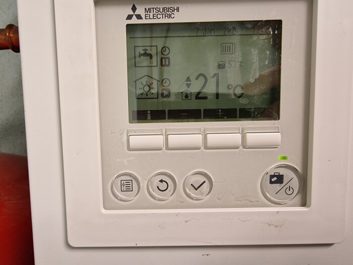 Digital termostat för inomhusklimat, visar datum, tid, batteri och temperatur; knappar för inställningar, Mitsubishi Electric.