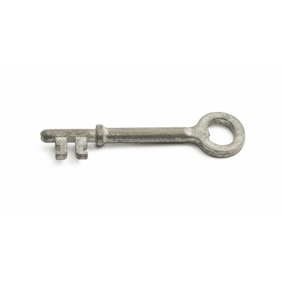 Gammal skelett-nyckel, metall, vit bakgrund, slitet utseende, säkerhet, låsning, isolerad, vintage.
