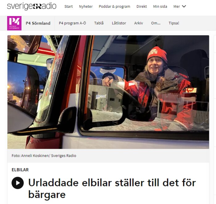 Person i fordon, reflektion i sidospegel, del av artikelrubrik, kvällstid.