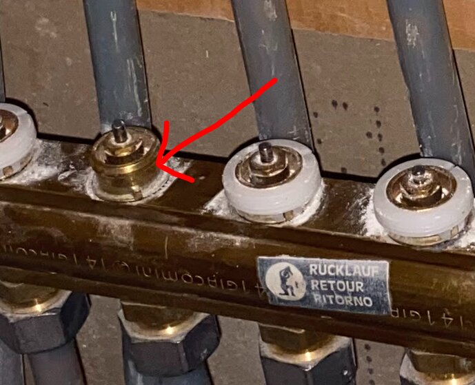 VVS-system, rörgrenar, korrosion, vit avlagring, pil pekar på en koppling.