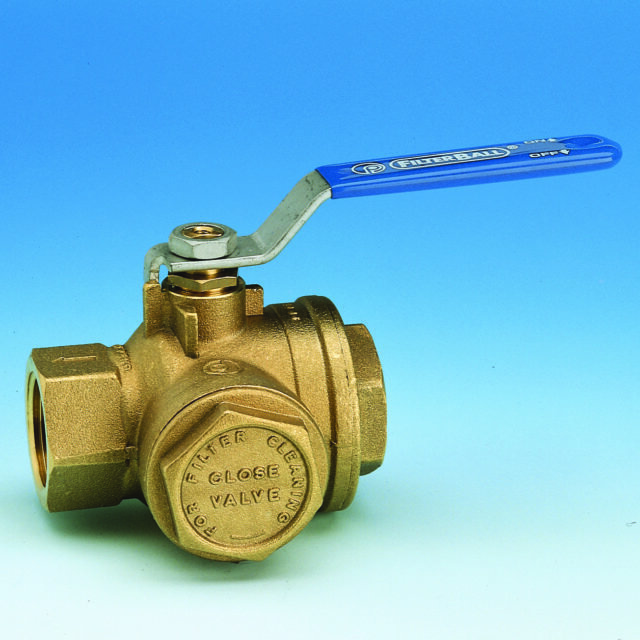 Mässingskulventil med blå spak. Instruktioner graverade: "Rätt åtstramning - Stäng av". Industriellt komponent.