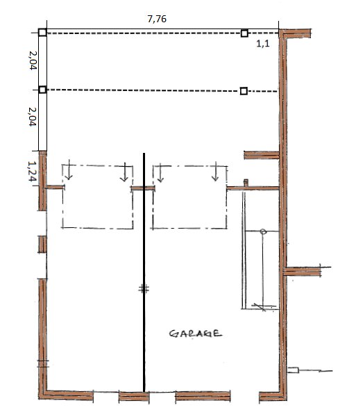 Arkitektritning av en garageplan med mått, dörrar och två fönster.