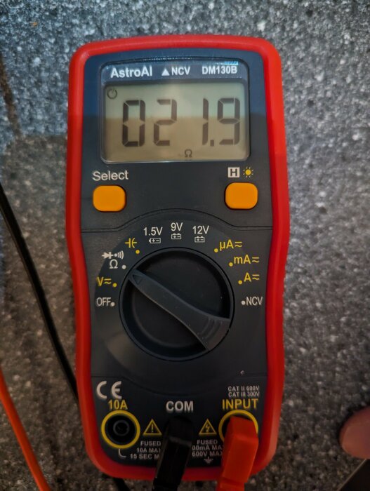 AstroAI multimeter visar 2.19, antagligen volt, inställningsratt, svarta och röda testsladdar, mätinstrument i grått och rött.