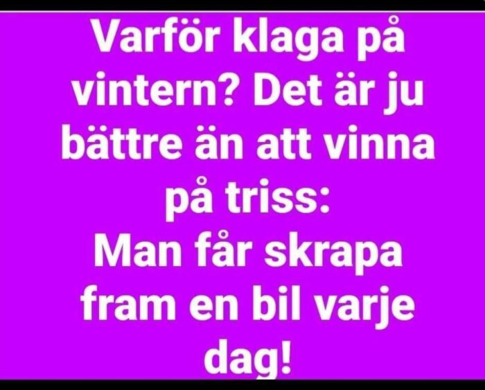 Humoristisk text på lila bakgrund jämför vinter med att vinna bil på skraplott dagligen.