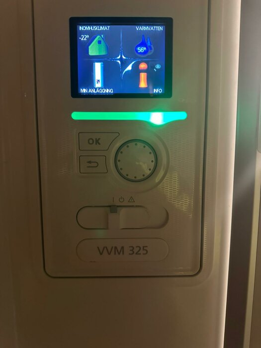 Värmesystemkontrollpanel med temperaturdisplay för rum (-22°C) och varmvatten (56°C), knappar och grönt ljus.