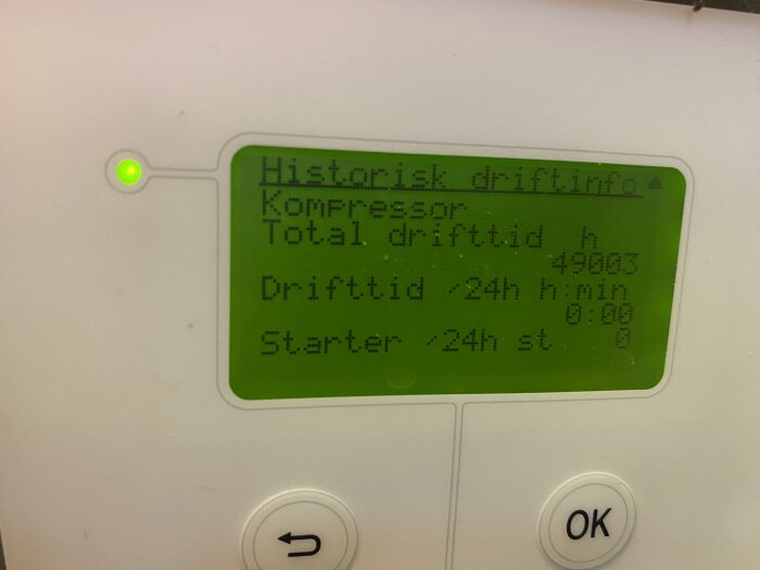 Digital display visar driftinformation för kompressor: total drifttid, dygnsdrift och starter per dygn.