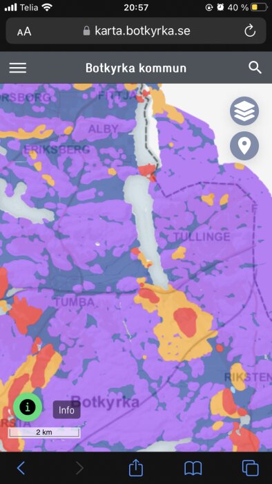 Färgglad karta över Botkyrka kommun med geografiska områden och olika markeringar på en smartphone.