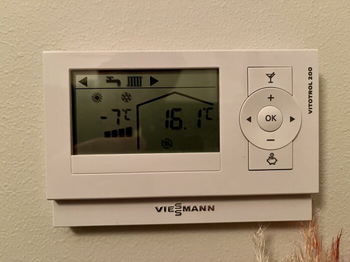 Digital termostat med LCD-display, knappar för justeringar, visar inomhus- och utomhustemperatur. Väggmonterad, Vit, Viessmann-varumärke.