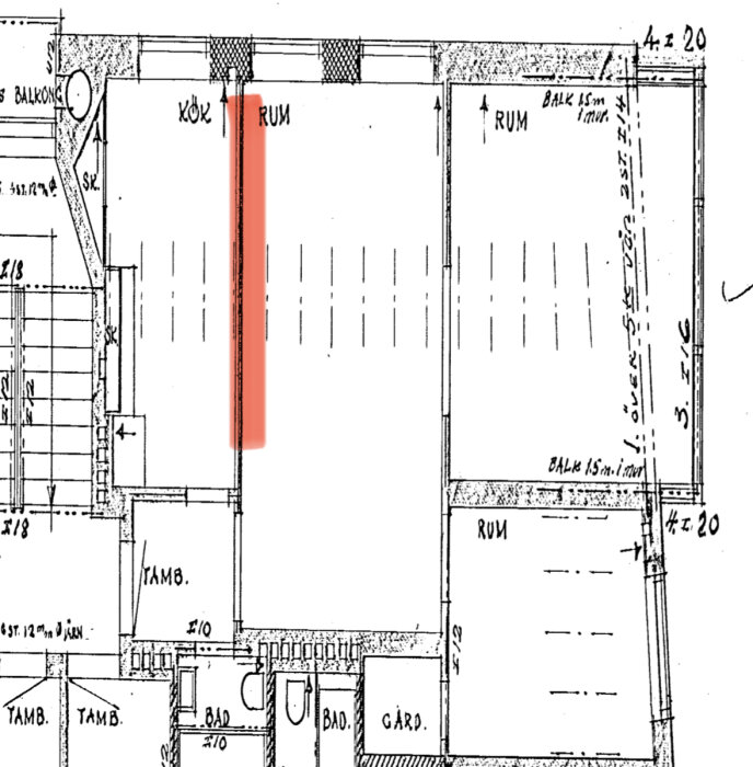 Svartvit arkitektonisk ritning av lägenhetsplan med röd markering; innehåller kök, rum, balkong och badrum.