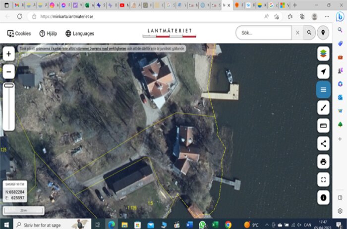 Satellitbild på fastigheter nära vatten med markerade gränser från Lantmäteriets webbplats.