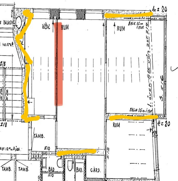 Arkitektonisk ritning av en våningsplan med markerade områden, antydande planlösning, möjligen för renovering eller ombyggnad.