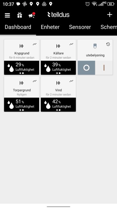 Mobilskärm visar en app för hemautomation, luftfuktighetsmätningar i olika rum, och en enhet för utomhusbelysning.