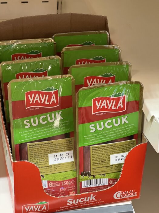 Förpackningar med YAYLA sucuk i en kartong, halal-certifierade, livsmedelsprodukt, grönt och rött, 250g varje.