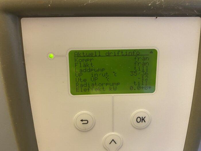 En kontrollpanel med en LCD-skärm visar värmeväxlarinformation på svenska, omgiven av knappar.