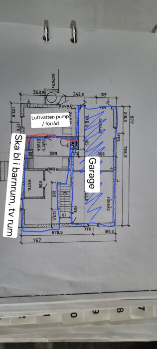 Arkitektritning av hus med anteckningar, blå markeringar för garage, röd för värmeanläggning/förrådsutrymme och svart text uppåt.