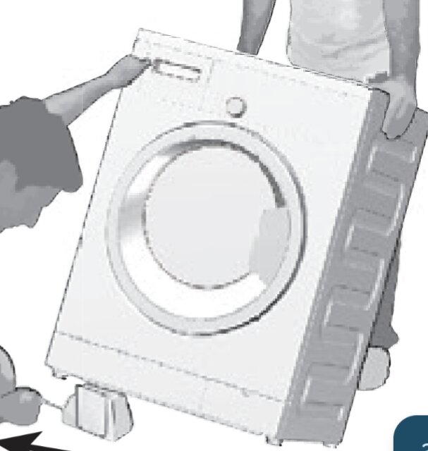 Två personer i gråskala lyfter en tvättmaskin tillsammans. Bilden är en illustration.