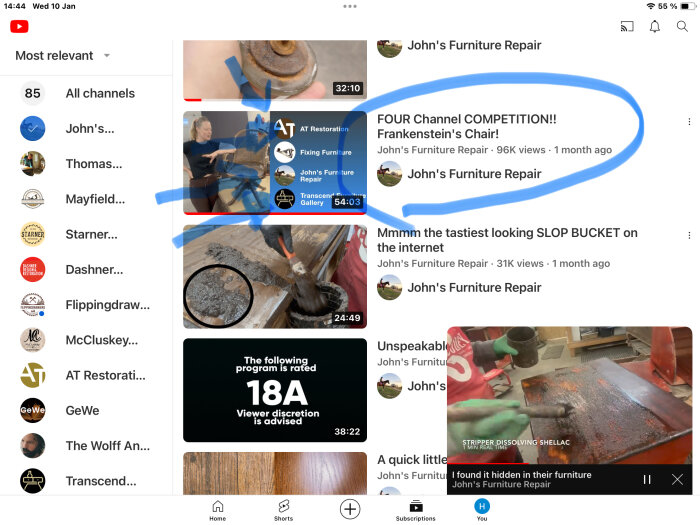 Skärmdump av YouTube-appen på en surfplatta med flera miniatyrbilder för möbelrestaureringsvideor från "John's Furniture Repair".