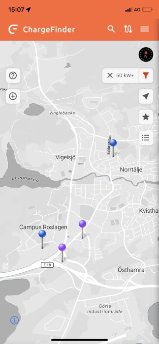 Skärmdump av ChargeFinder-appen visar elbilsladdningsstationer med filter för 50 kW+ i Norrtälje, Sverige.