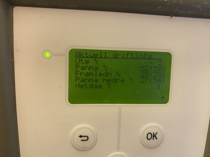 Digital kontrollpanel visar driftinformation, temperaturvärden, och har knappar för användarinteraktion.