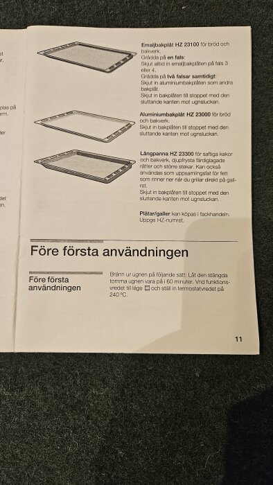 Manualsida med illustrationer av ugnsplåtar och instruktioner för första användningen av en ugn.