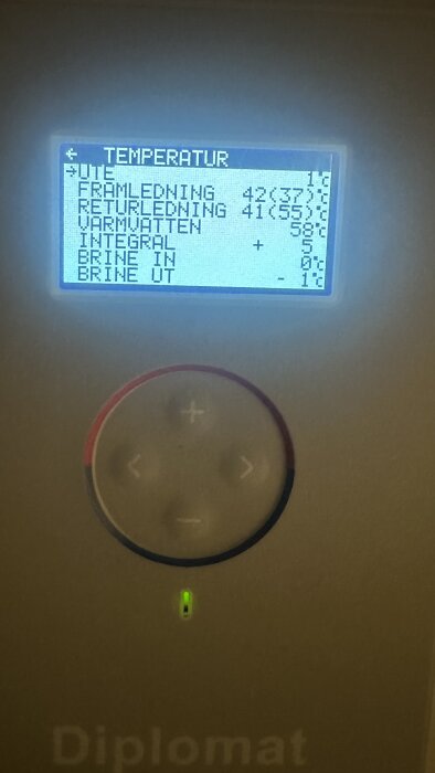 Digital termometer för värmesystem, visar olika temperaturvärden, knappar för kontroll, märkt "Diplomat".