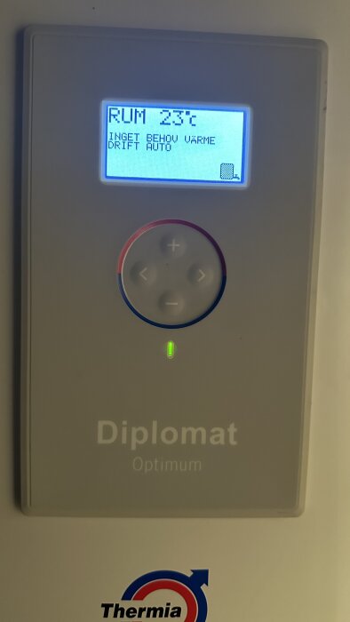 Digital termostat visar rumstemperatur 23°C, inget behov värme, automatisk drift, märkt "Diplomat Optimum" och "Thermia".