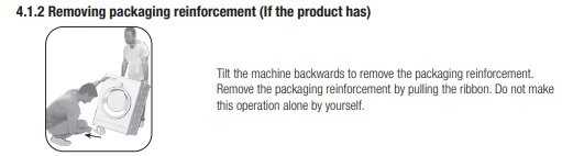 Instruktioner för att ta bort förpackningsförstärkning från en maskin, visa två personer, dra i ett band.