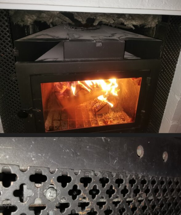 Brinnande eld i öppen spis, synlig genom glasdörr, varm och mysig atmosfär.