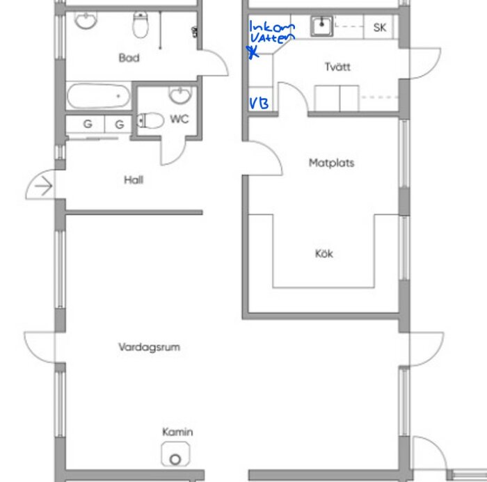 Ritning av lägenhet: vardagsrum, kök, matplats, badrum, hall, kamin. Märkt med "inkom vatten" på svenska.