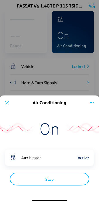 Bilens appgränssnitt visar påslagen luftkonditionering och aktiv hjälpvärmare för Volkswagen Passat.