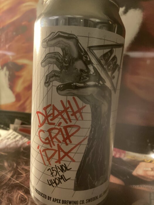 Ölburk med konstnärlig design, "DEATH GRIP IPA", Apex Brewing, 7.5% vol, 440ml, graffiti-estetik.