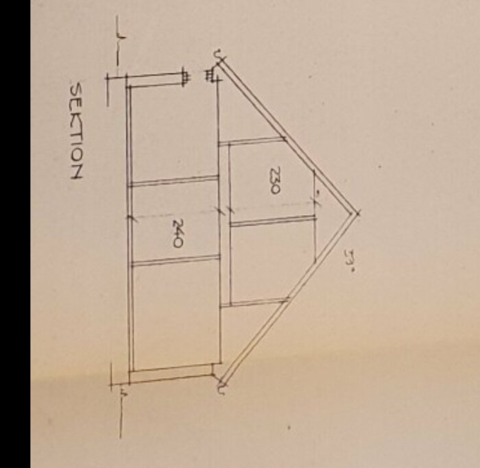 Teknisk ritning av sektion, dimensionerat objekt med lutande tak, mått på bilden.