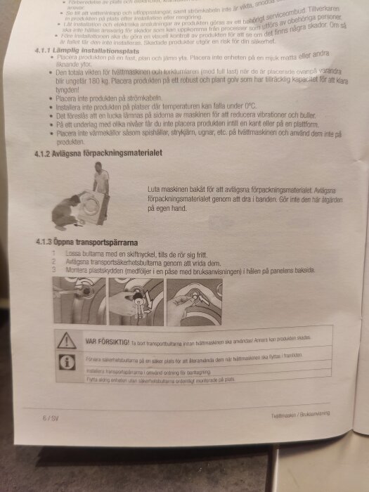 Instruktionsmanual på svenska, visar hur man tar bort transportsäkring från vitvaror, med illustrationer och varningstexter.