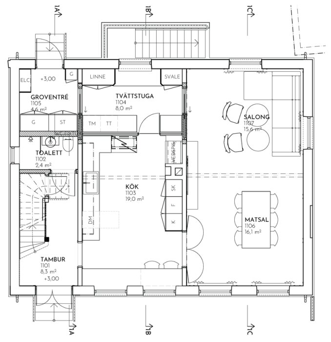 Arkitektritning av en våningsplanslayout med rum, möblering och mått specificerade.