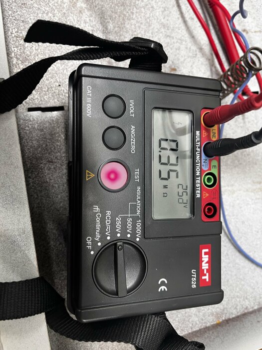 Digital multimeter med kablar, LCD-display som visar 253V, mätningsapparat för elektriska storheter.