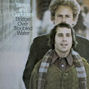 Omslagsbild för albumet "Bridge Over Troubled Water" av duon Simon and Garfunkel, med två män i förgrunden.