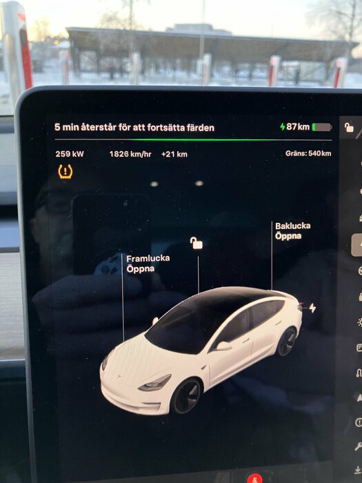 Elbilsladdning, Tesla skärm, batteristatus, 5 minuter återstår, kontroller för öppning av luckor.