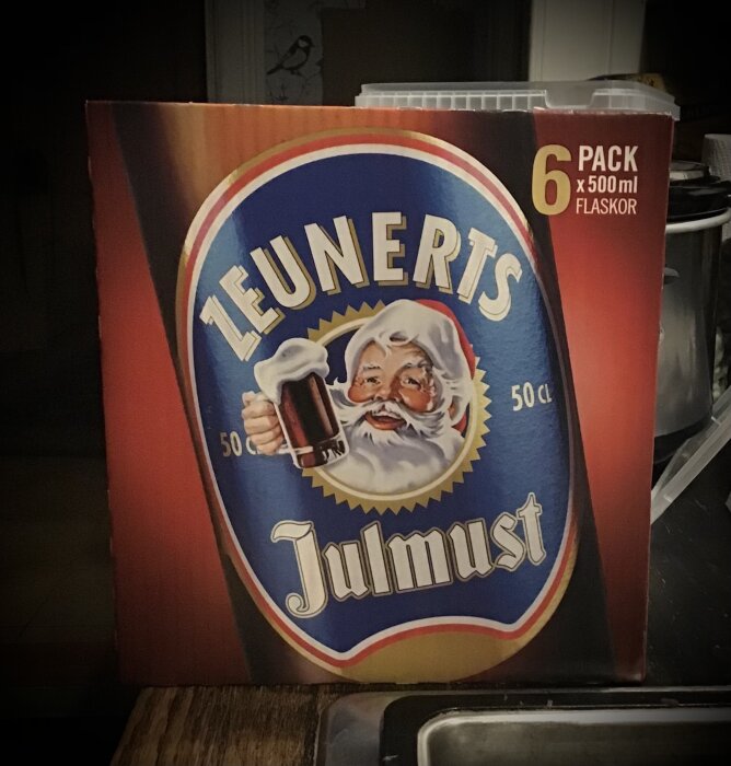 Sexpack Zeunerts Julmust, tomte, 500 ml flaskor, festlig dryck, svensk jultradition, färgrik förpackning.