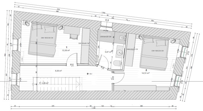 Arkitektonisk planritning av två sovrum och ett badrum med dimensioner och möblering, i gråskala.