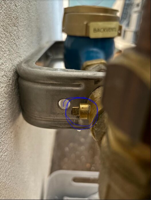 Ett makrofoto av en kylskåpshylla med en oklar guldig del i fokus, omgiven av oskärpa.