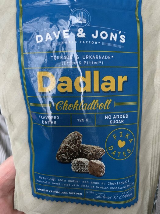 Förpackning av "Dadlar i Chokladdopp" från Dave & Jon's, utan tillsatt socker, tillverkad i Sverige.