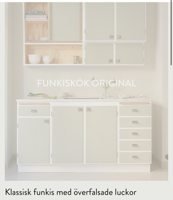 Vitt, minimalistiskt köksskåp med överskåp, lådor, diskbänk, enkel inredning och text "FUNKISKÖK ORIGINAL".