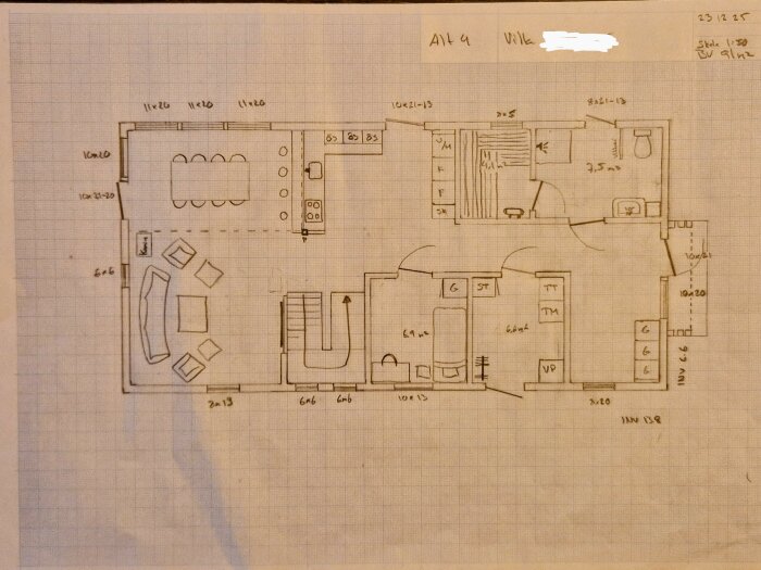 Handritad planritning av ett hus med möblering, måttangivelser och rumsetiketter på rutigt papper.