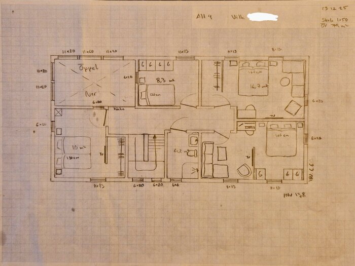 Schematisk handritad planritning av en bostad med möbler, måttenheter och textmarkeringar.