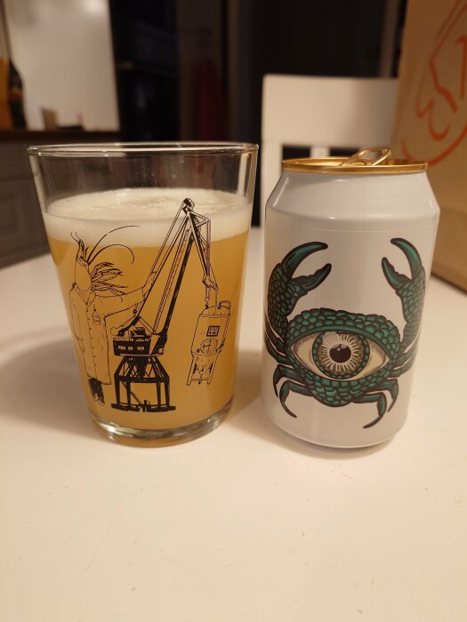 Ett glas med öl bredvid en burk prydd med ett ögonmotiv.