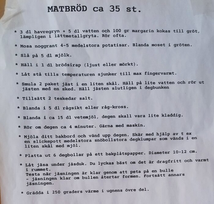 Recept på matbröd, innehåller ingredienser och steg-för-steg instruktioner, handskrivna anteckningar finns.
