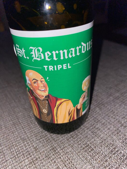 Ölflaska med etikett, St. Bernardus Tripel, munk som håller en bägare.